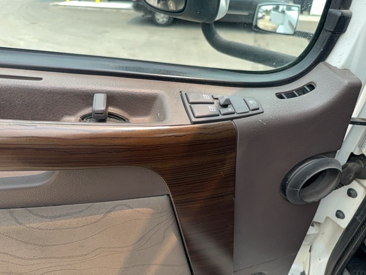 2015-volvo-day-cab-semi-image-39