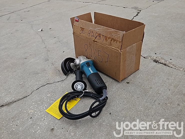 makita-ga4570-image-3