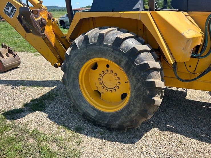 john-deere-610b-backhoe-image-16