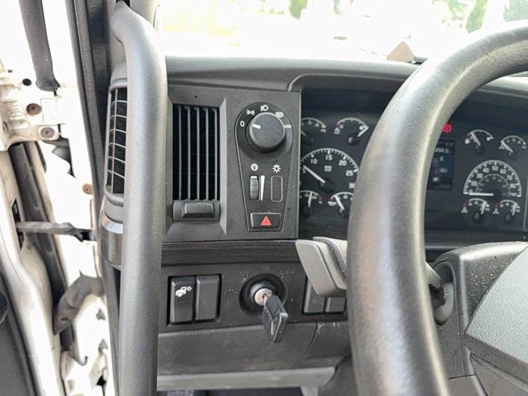 2019-volvo-vnl860-sleeper-cab-semi-image-53