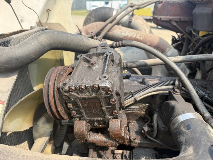 2000-freightliner-fl60-image-15