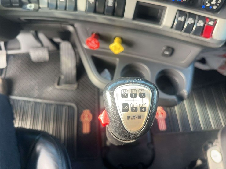 2022-kenworth-t680-image-24