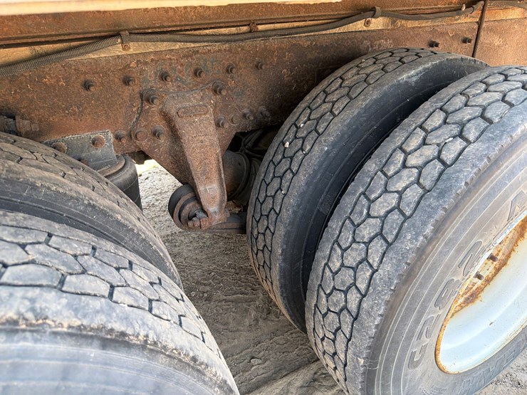 2000-freightliner-fl80-image-27