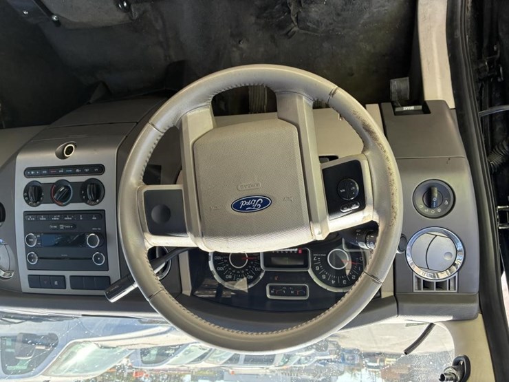 2012-ford-expedition-xlt-image-15