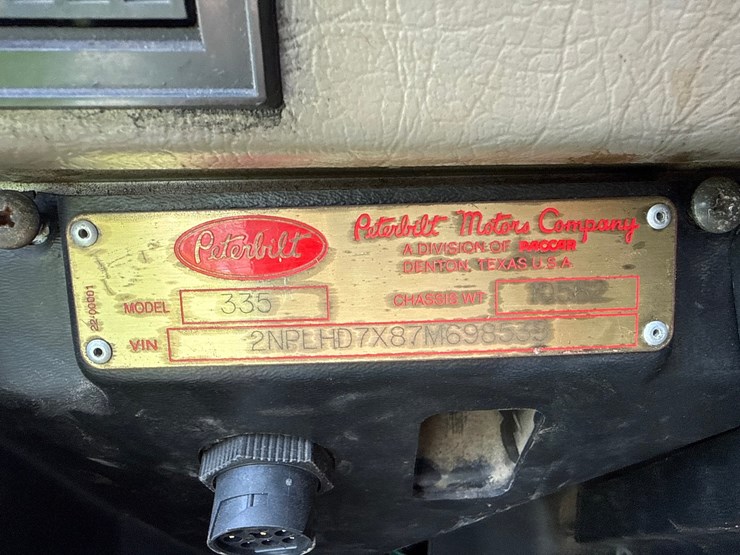 2007-peterbilt-335-image-96