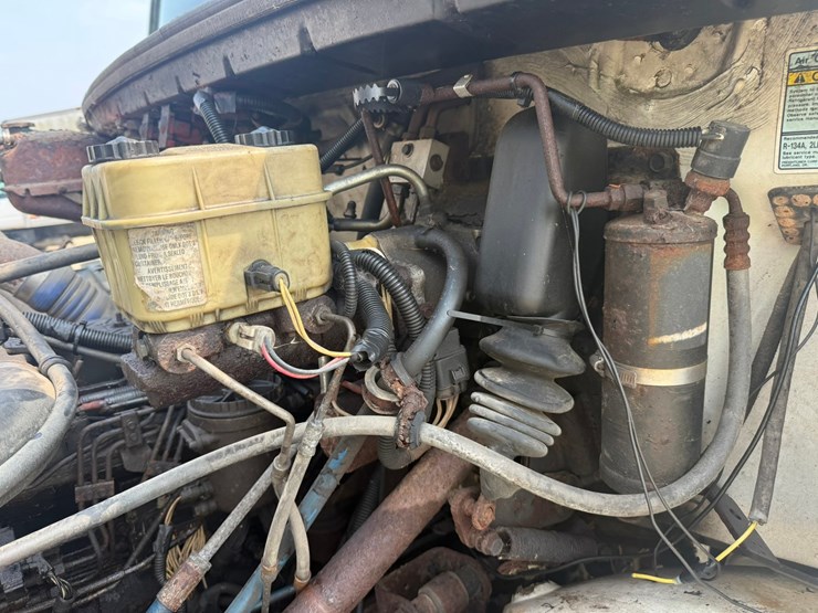 2000-freightliner-fl60-image-10