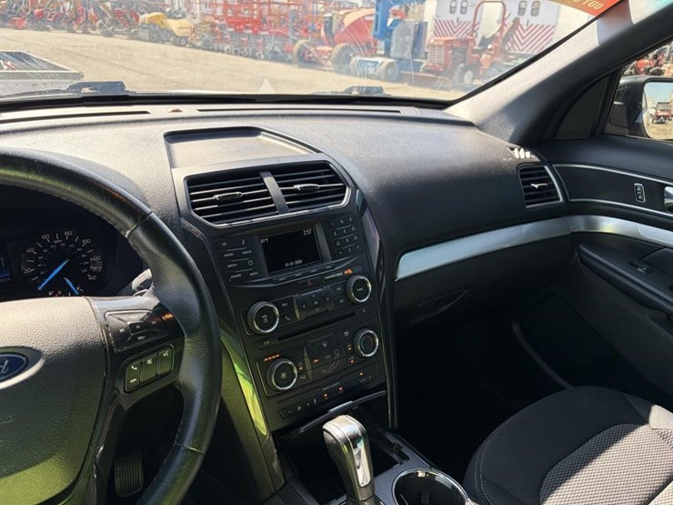 2017-ford-explorer-xlt-image-21