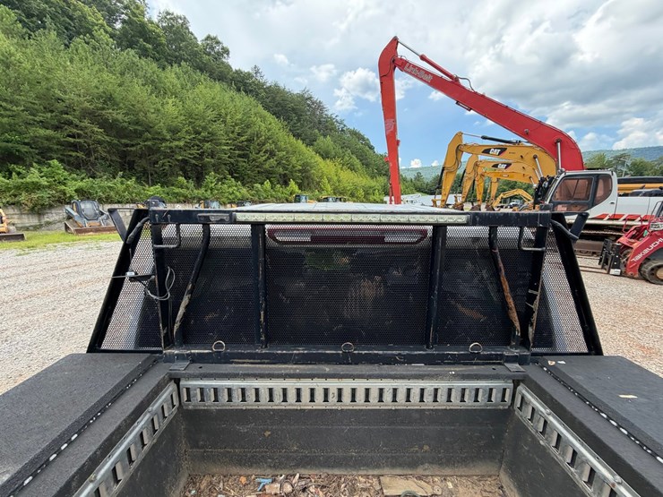2020-chevrolet-3500hd-image-36