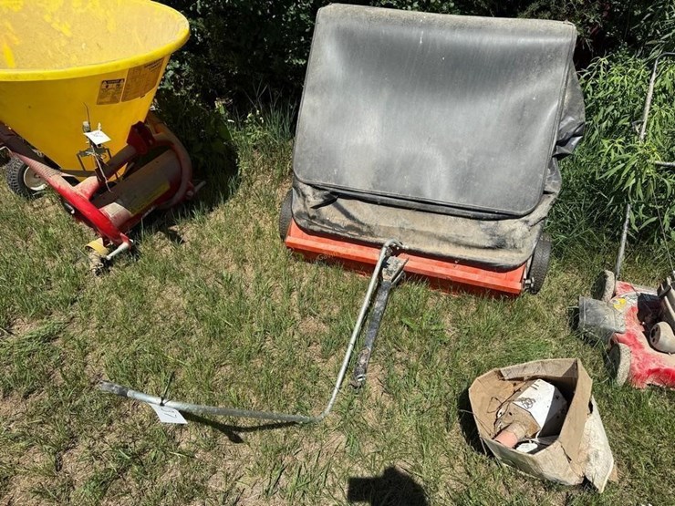 agri-fab-44"-lawn-sweeper-image-2