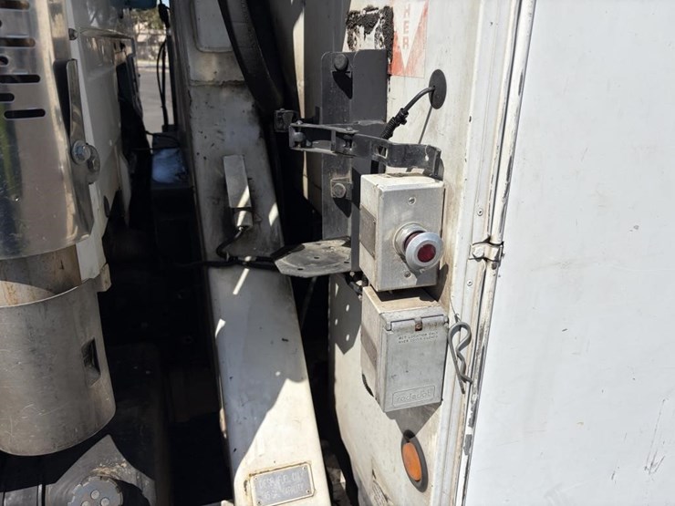 2000-freightliner-fl80-service-utility-truck-image-28