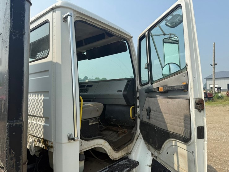 2000-freightliner-fl60-image-43