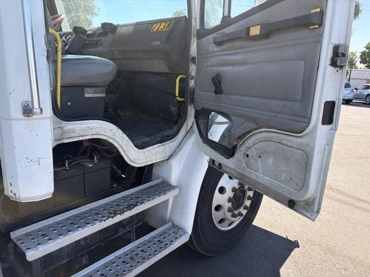 2000-freightliner-fl80-service-utility-truck-image-10