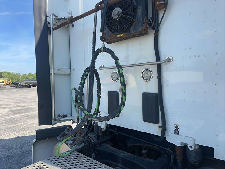 2022-kenworth-t680-image-16