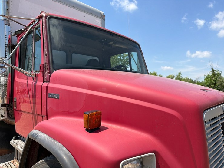 2000-freightliner-fl80-image-16
