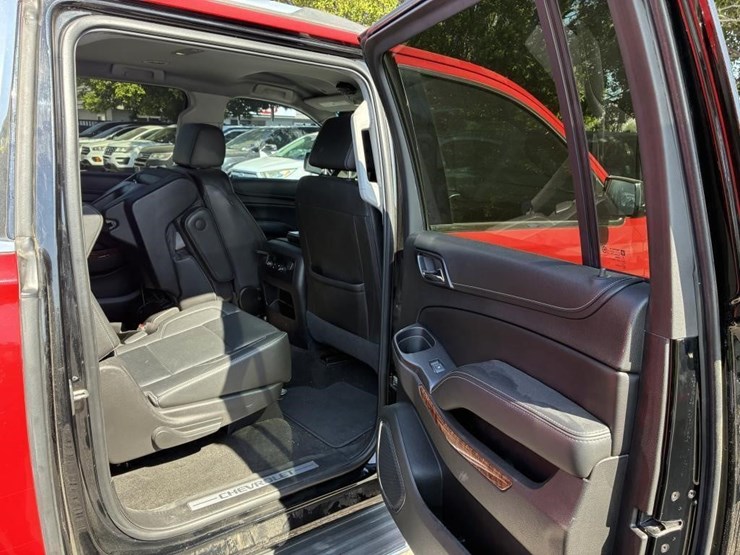 2018-chevrolet-suburban-image-16