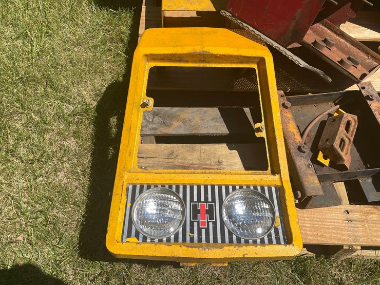 #2183-•-pallet-of-cub-cadet-lawn-tractor-parts-image-4