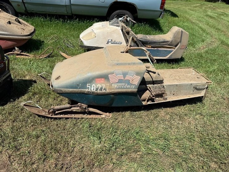speedway-440-snowmobile-image-3
