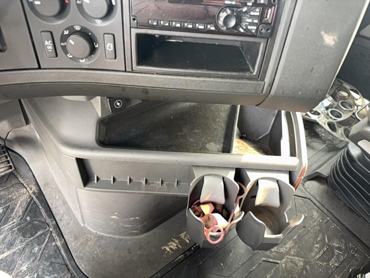 2019-volvo-vnl860-sleeper-cab-semi-image-57