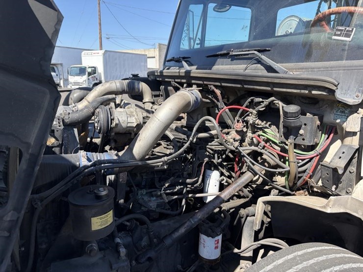 2000-freightliner-fl80-service-utility-truck-image-8