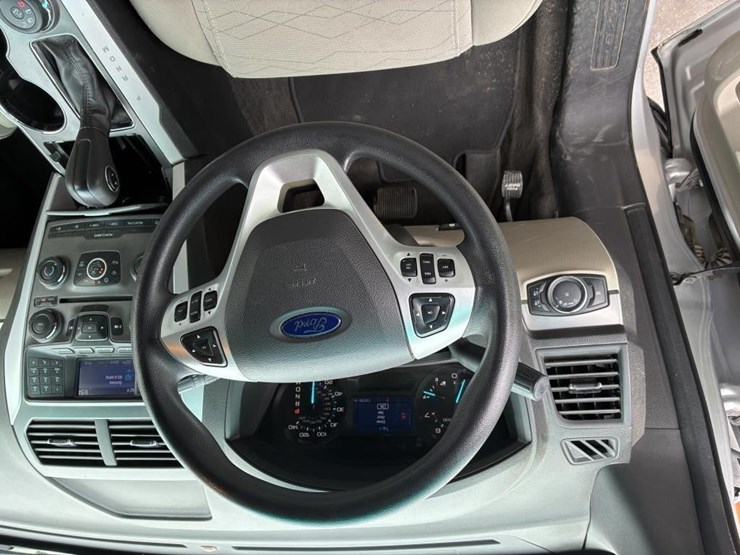 2015-ford-explorer-image-17