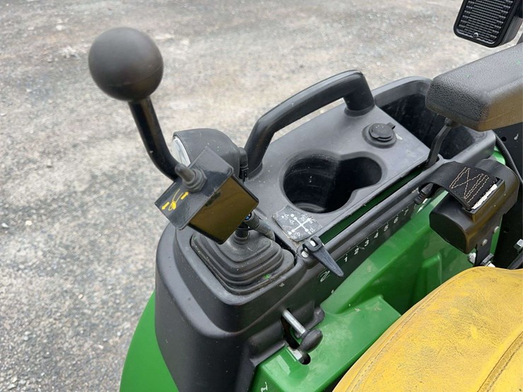 2025-john-deere-2025r-image-21