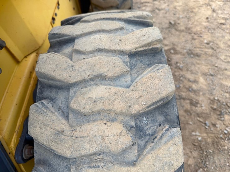 #4069-•-new-holland-ls180-wheeled-skid-steer-image-64