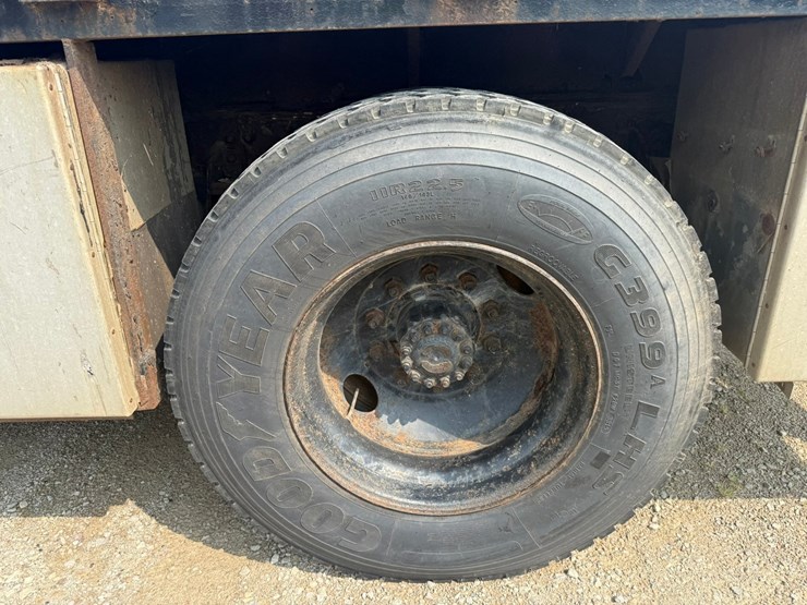 2000-freightliner-fl60-image-57