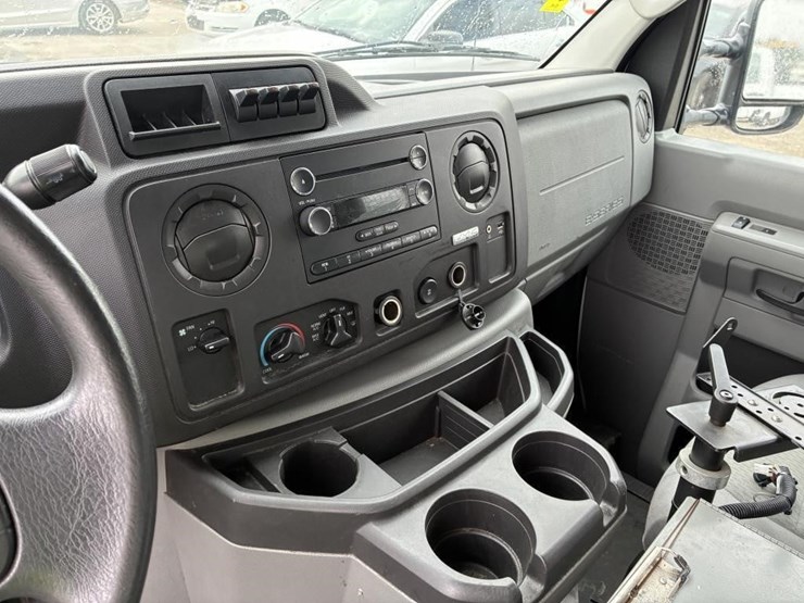 2011-ford-e350-image-17