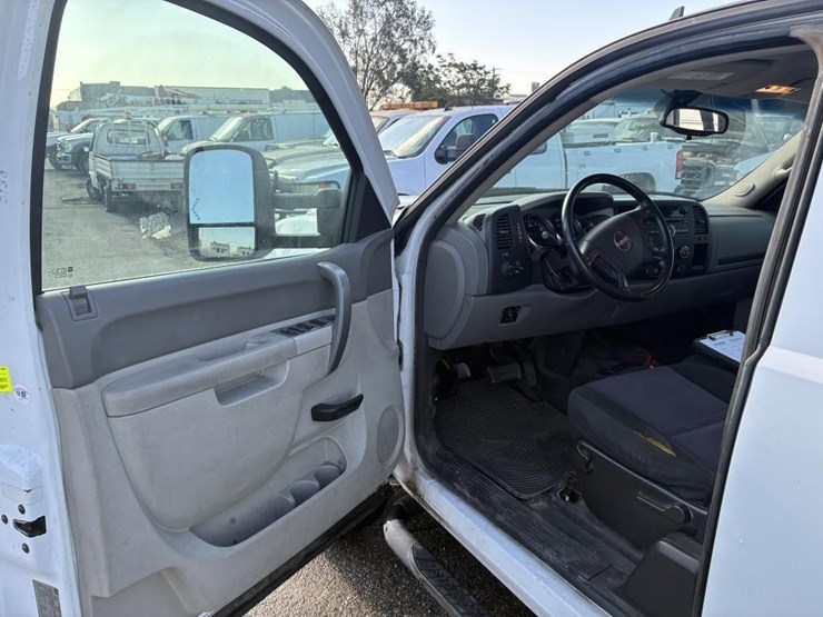 2012-gmc-2500-image-13