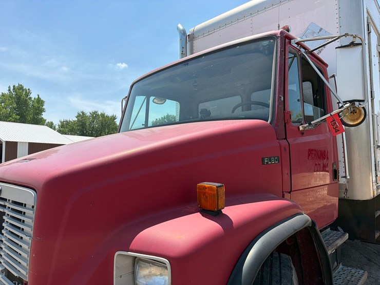 2000-freightliner-fl80-image-10