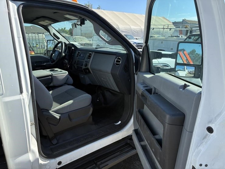 2011-ford-f550-image-15
