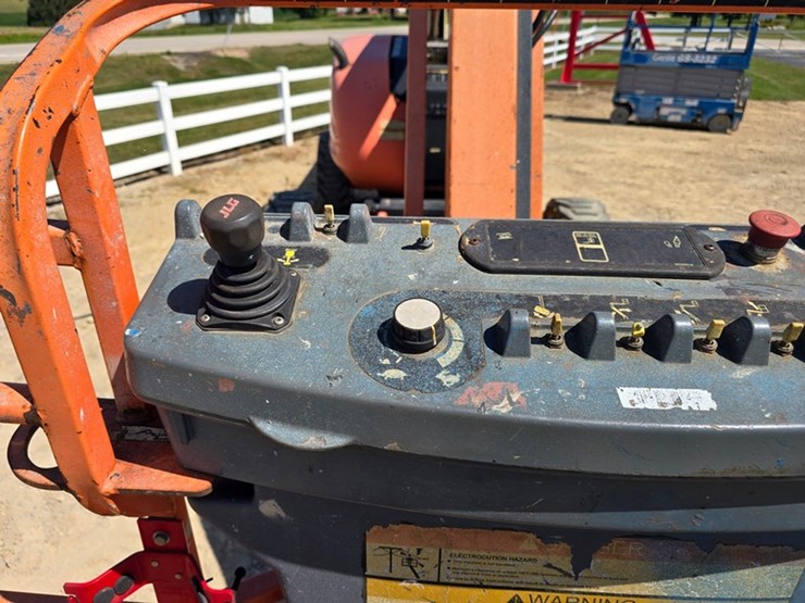 2013-jlg-600aj-image-10