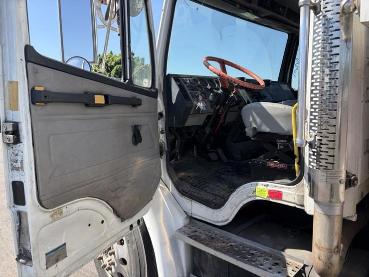 2000-freightliner-fl80-service-utility-truck-image-23