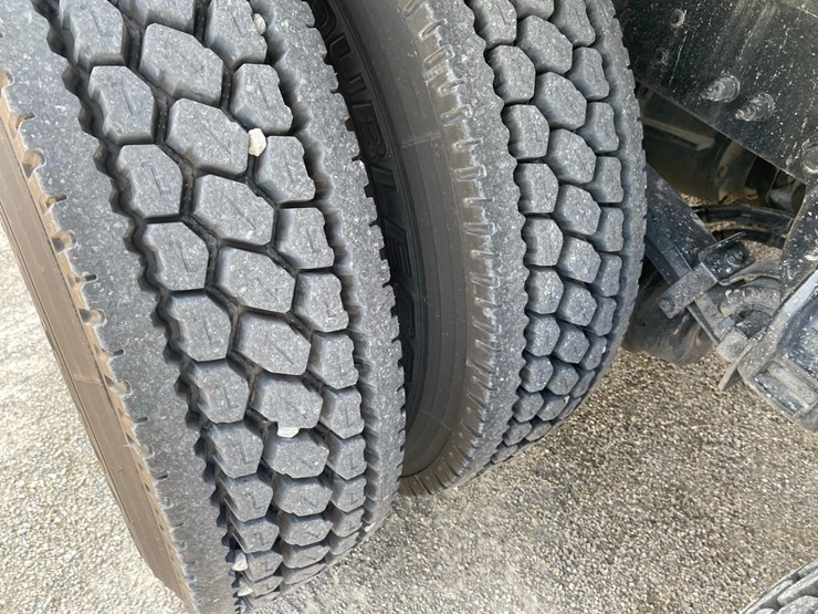 2019-peterbilt-579-image-53