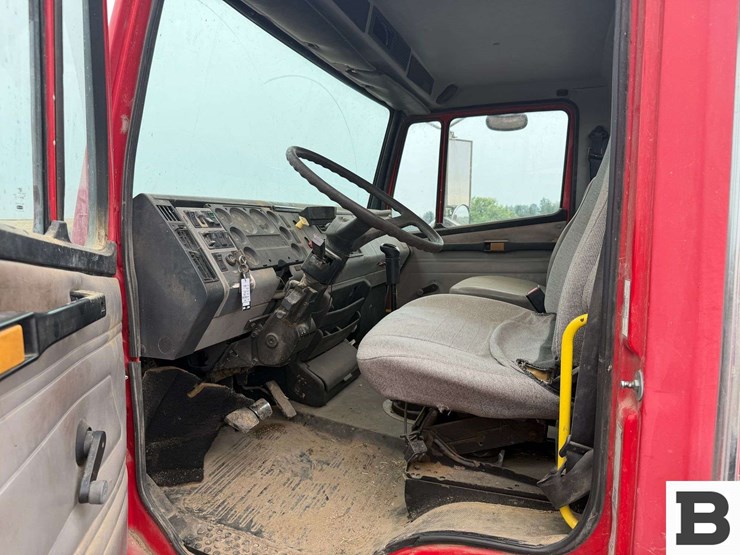 1999-freightliner-fl80-image-25
