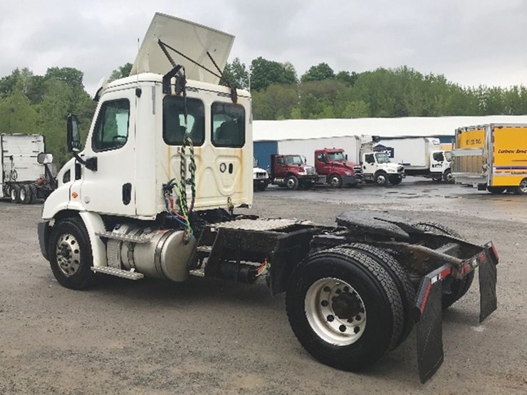 2018-freightliner-cascadia-113-image-2