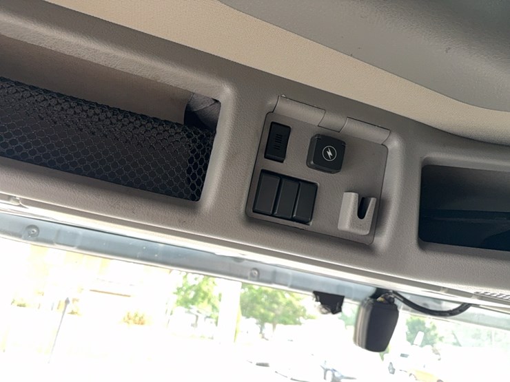 2019-volvo-vnl860-sleeper-cab-semi-image-60
