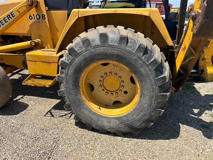 john-deere-610b-backhoe-image-32