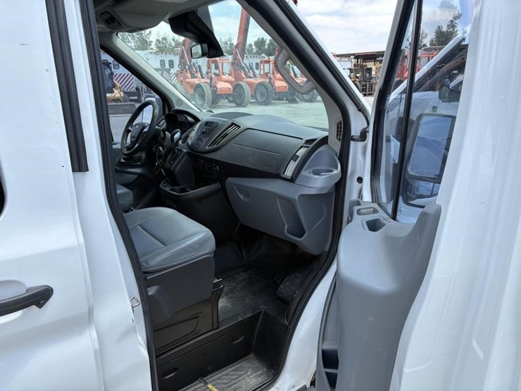 2017-ford-transit-image-13