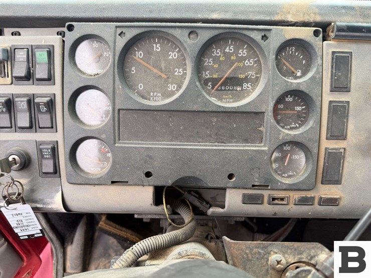 1999-freightliner-fl80-image-31