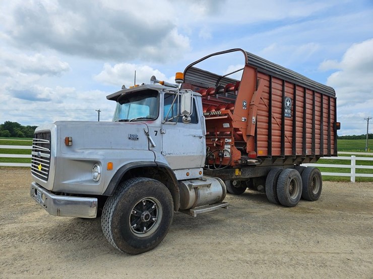 1983-ford-9000-image-1
