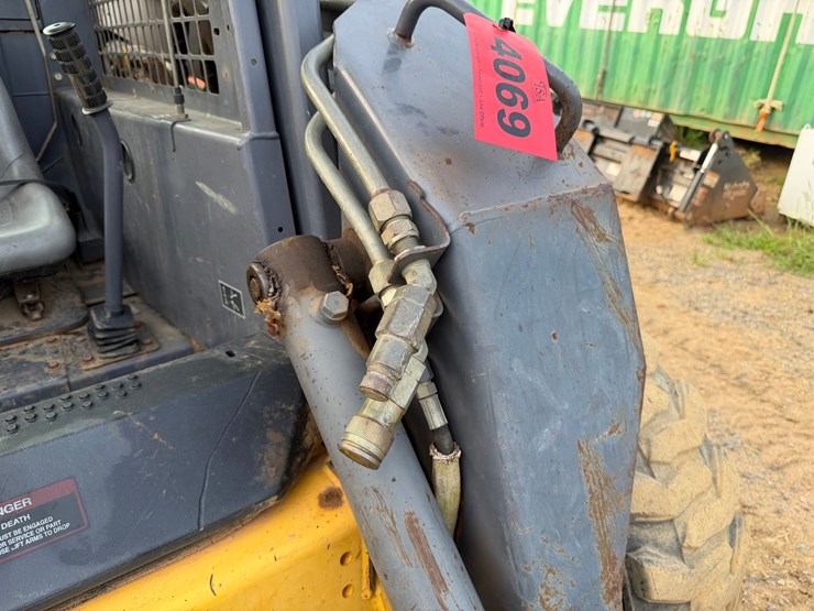 #4069-•-new-holland-ls180-wheeled-skid-steer-image-17