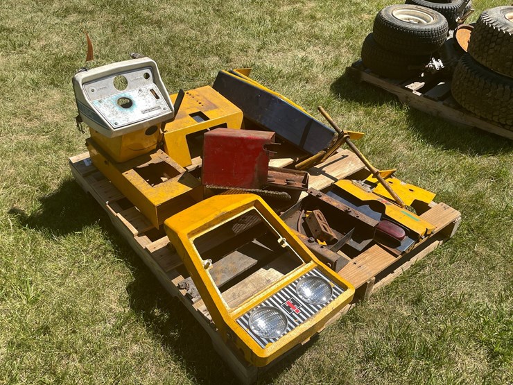 #2183-•-pallet-of-cub-cadet-lawn-tractor-parts-image-2