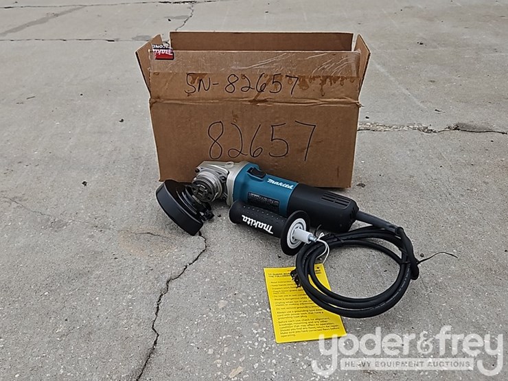 makita-ga4570-image-2