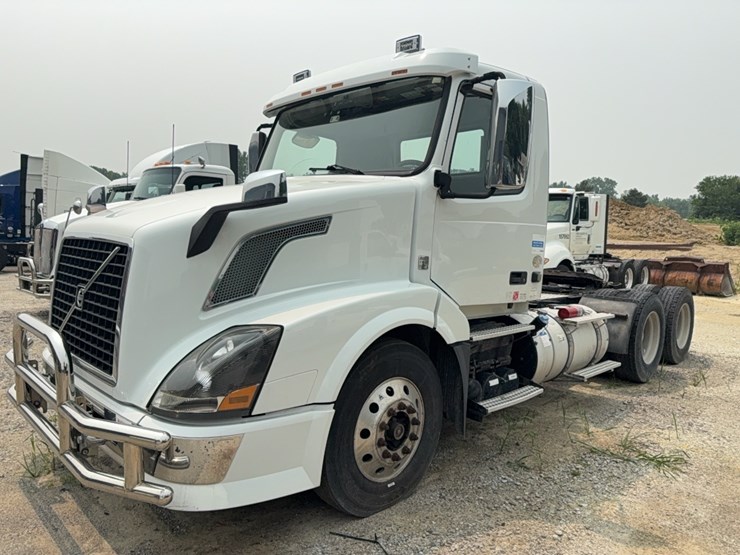 2015-volvo-day-cab-semi-image-1