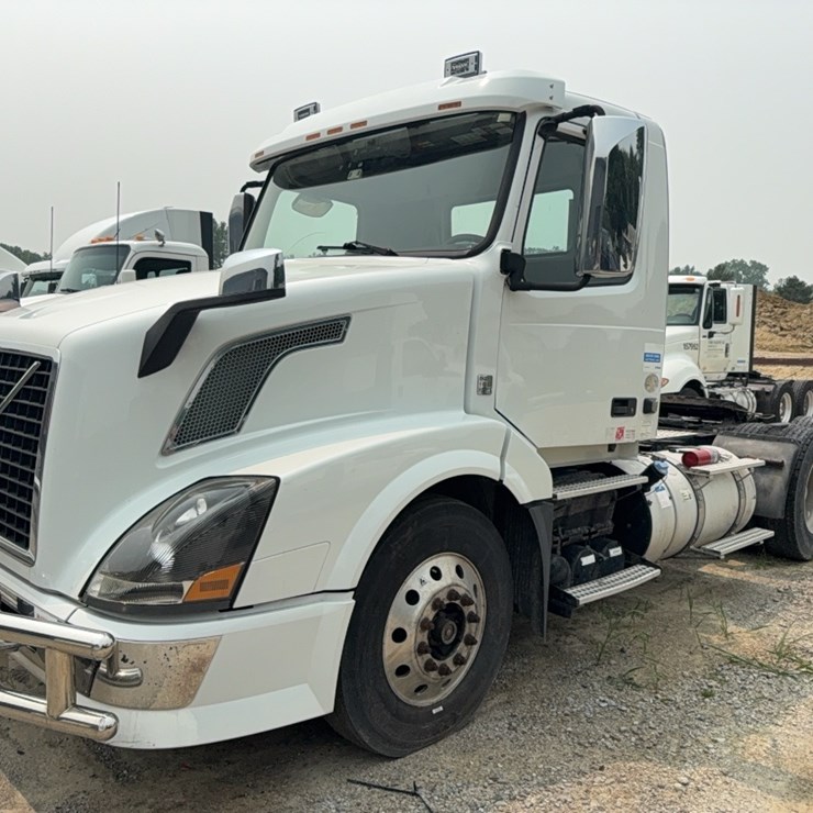 2015 Volvo Day Cab Semi