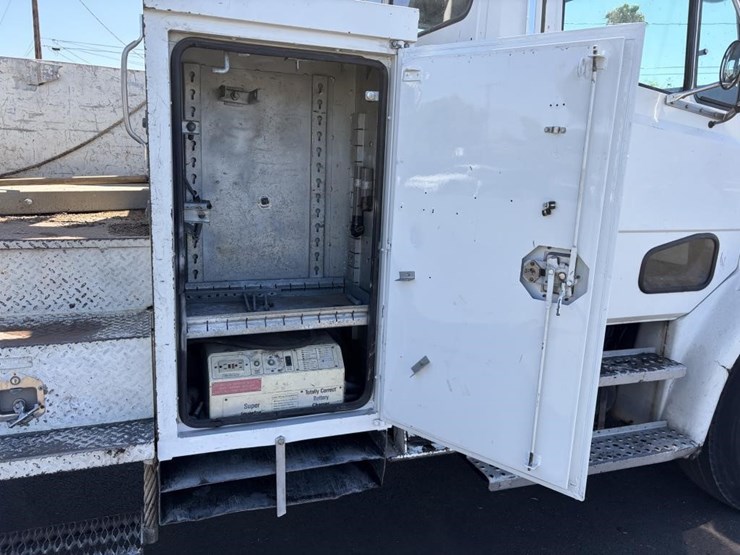 2000-freightliner-fl80-service-utility-truck-image-13