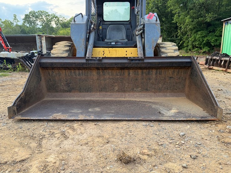 #4069-•-new-holland-ls180-wheeled-skid-steer-image-10