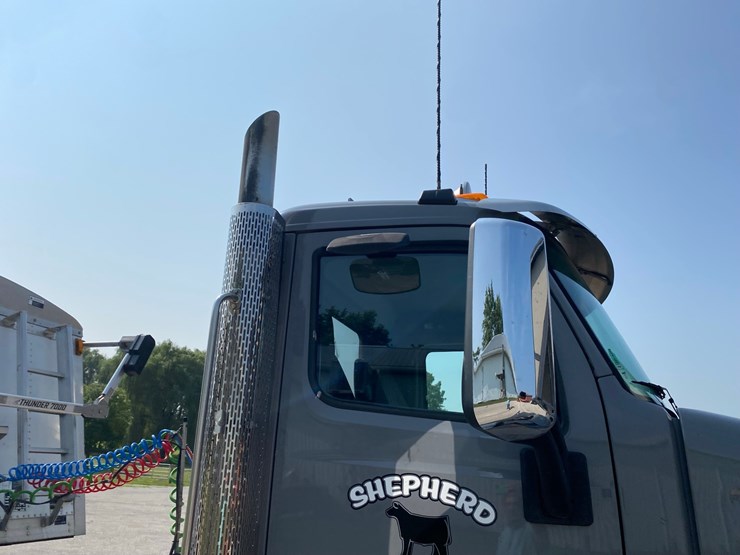2019-peterbilt-579-image-11