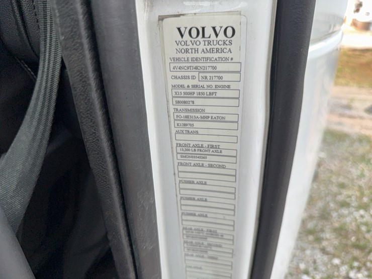 2019-volvo-vnl860-sleeper-cab-semi-image-87